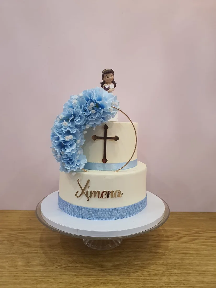 Tarta de comunión de dos pisos, en azul y blanco