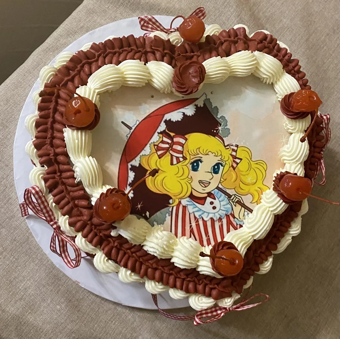 Tarta con forma de corazón y un dibujo encima