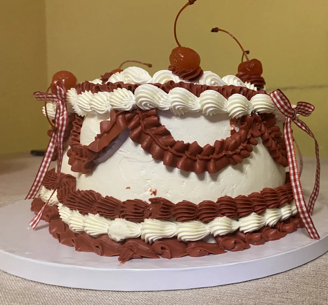 Tarta de nata y chocolate con cerezas